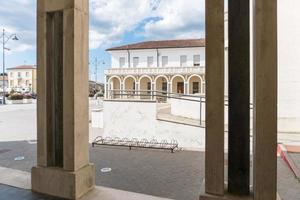 Tresigallo, Italien - 2. Mai 2021 - Detail der Veranda in Tresigallo an einem bewölkten Tag foto