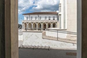 Tresigallo, Italien - 2. Mai 2021 - Detail der Veranda in Tresigallo an einem bewölkten Tag foto