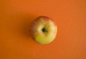Apfel auf einem orangefarbenen Hintergrund foto