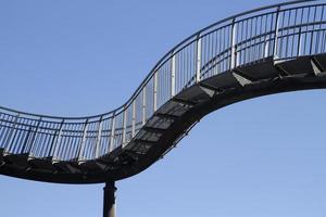 steile Treppe nach oben vor blauem Himmel foto