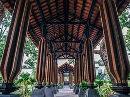 eine dekorativ überdachte fußgängerpassage in der straße von kuala lumpur, malaysia foto