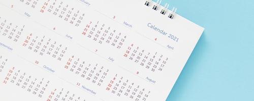 Kalenderseite 2021 auf blauem Hintergrund Konzept für Geschäftsplanungstermine foto