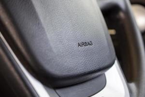 Sicherheits-Airbag-Schild am Autolenkrad foto