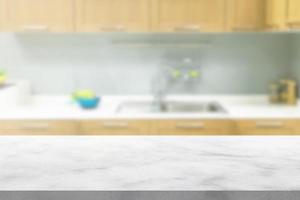 Arbeitsplatte aus weißem Marmorstein mit verschwommenem Küchenhintergrund foto