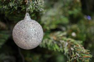 geschmückter Weihnachtsball auf Tanne Neujahrsferien Hintergrund foto