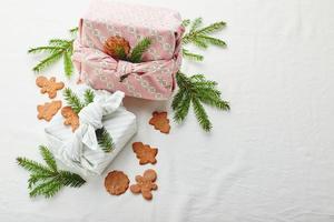 weihnachtliche umweltfreundliche geschenkverpackung im traditionellen japanischen furoshiki-stil, umweltfreundliche geschenkverpackung und null-abfall-konzept foto