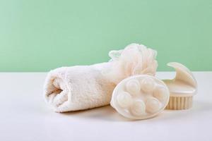 Badzubehör - Shampoo, Luffa, Handtuch, Badesalz und Körperbürste