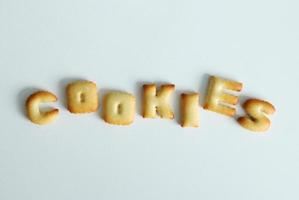 eine Inschrift von den Cookies auf dem weißen Hintergrund. foto