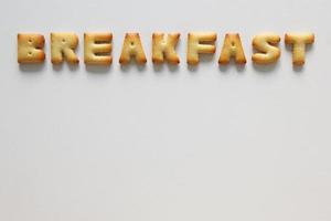 eine Inschrift von den Cookies auf dem weißen Hintergrund. Text - Frühstück. foto