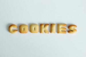 eine Inschrift von den Cookies auf dem weißen Hintergrund. foto