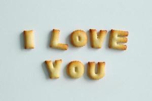 eine Inschrift von den Cookies auf dem weißen Hintergrund. Text - ich liebe dich. foto