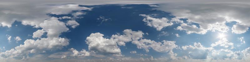 Nahtloser bedeckter blauer Himmel Hdri-Panorama 360-Grad-Winkelansicht mit Zenit und schönen Wolken zur Verwendung in 3D-Grafiken als Himmelsersatz und Himmelskuppel oder zum Bearbeiten von Drohnenaufnahmen foto