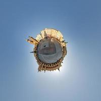 kleiner Planet und sphärische Antenne 360-Grad-Panoramablick auf die alte mittelalterliche Stadt der Straße mit Kirche und historischen Gebäuden foto