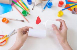 Schritt 2. das konzept, einen kindergarten mit ostern zu dekorieren - ein huhn, ein hahn von einer rolle toilettenpapier. eine einfache kreative Idee mit Ihren eigenen Händen. foto