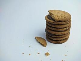 Sandwich-Kekse, gefüllt mit Schokolade, isoliert auf weißem Hintergrund foto