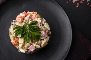 köstlicher frischer oliviersalat mit wurst, ei, gurke, grünen erbsen, karotten und mayonnaise foto