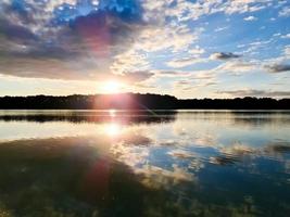 schöne Landschaft an einem See mit spiegelnder Wasseroberfläche foto