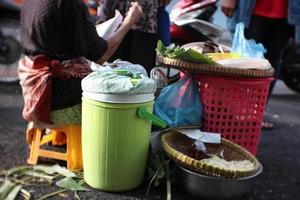 Pecel-Reis-Verkäufer ohne Tisch, Pecel-Reis ist Reis mit verschiedenem Gemüse und süß-würziger Erdnusssauce foto