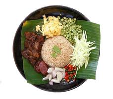 thailändisches traditionelles Essen - Reis, gewürzt mit Garnelenpaste, isoliert auf Weiß foto