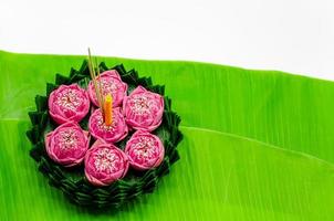 Bananenblatt Krathong mit 3 Räucherstäbchen und Kerze dekoriert mit rosa Lotusblüte für Thailand Vollmond oder Loy Krathong Festival. foto