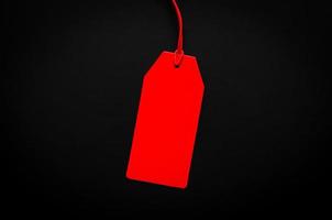 Ein rotes leeres Preisschild auf schwarzem Hintergrund zum Einkaufen und Rabatt auf das Konzept des schwarzen Freitags.