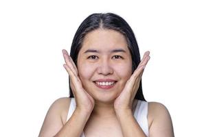 Porträt einer wunderschönen, glücklichen, reifen Asiatin mittleren Alters, einer älteren Dame in den 40er Jahren, die in die Kamera blickt und ihr Gesicht isoliert auf weißem Hintergrund berührt. Anzeigen für Lifting-Anti-Falten-Hautpflegebehandlung. foto