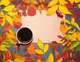 Herbstblätter mit Tannenzapfen und Beeren und ein Blatt Pergamentpapier auf dunkelgrauem Hintergrund von oben. mit Platz für Text. minimale Thanksgiving- und Halloween-Saisondesignkunst. flach liegen.