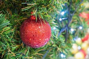 geschmückter weihnachtsbaum mit roter kugel neujahrsferien hintergrund foto