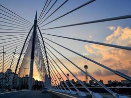 Low Angle View einer Schrägseilbrücke in Putrajaya, Malaysia foto