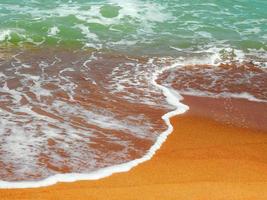 nahaufnahme von ozeanwellen am goldenen strand in melaka, malaysia foto