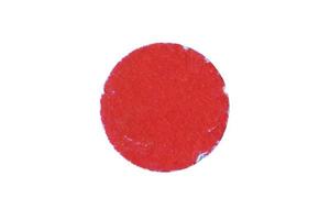 altes rotes rundes selbstklebendes Papieraufkleberetikett isoliert auf weißem Hintergrund foto