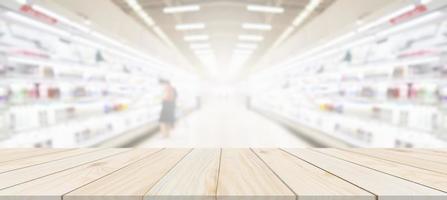 holztischplatte mit supermarkt-lebensmittelgeschäft verschwommener hintergrund mit bokeh-licht für produktanzeige foto