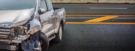 Pickup-Truck-Autounfall durch Unfall auf Autobahnstraße beschädigt foto