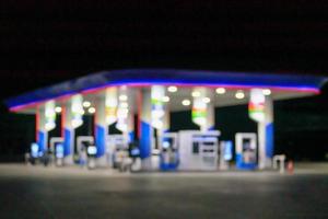 Tankstelle nachts unscharfer Hintergrund mit Bokeh-Licht foto