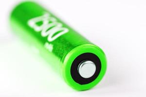 grüne AA-Batterie 2500-Milliampere-Batterie auf grauem Hintergrund foto