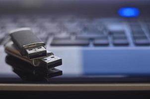 Speicherkarten auf der Laptop-Tastatur foto