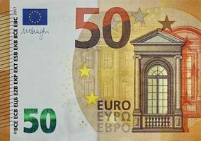 Fragmentteil einer 50-Euro-Banknote, Nahaufnahme mit kleinen braunen Details foto