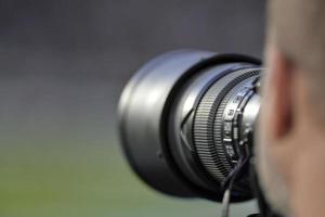 Fotojournalist arbeitet mit einem 300-mm-Teleobjektiv foto