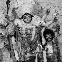 göttin durga mit traditionellem blick in nahansicht bei einem südkolkata durga puja, durga puja idol, einem größten hindu-navratri-festival in indien schwarz und weiß foto