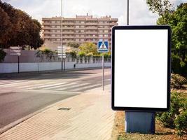 leere plakatwand mit kopierraum für ihre textnachricht oder werbeinhalte. Straßenwerbung mock up leer foto