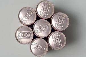 viele neue Aluminiumdosen von Soda-Softdrink- oder Energy-Drink-Behältern. Getränkeherstellungskonzept und Massenproduktion foto