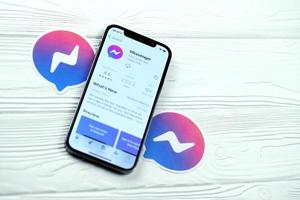 charkow, ukraine - 5. märz 2021 facebook messenger symbol und anwendung aus dem app store auf dem iphone 12 pro bildschirm auf einem weißen tisch foto