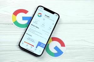 charkow, ukraine - 5. märz 2021 google-symbol und anwendung aus dem app store auf dem iphone 12 pro-bildschirm auf dem weißen tisch foto