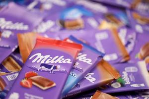 charkow, ukraine - 8. dezember 2020 viele verpackungen aus lila milka-schokolade. Milka ist eine Schweizer Schokoladenkonfektmarke, die von der Firma Mondelez International hergestellt wird foto