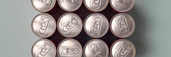 viele neue Aluminiumdosen von Soda-Softdrink- oder Energy-Drink-Behältern. Getränkeherstellungskonzept und Massenproduktion foto