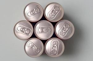 viele neue Aluminiumdosen von Soda-Softdrink- oder Energy-Drink-Behältern. Getränkeherstellungskonzept und Massenproduktion foto