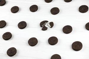 Oreo-Sandwichplätzchen auf weißem Tisch. Oreo ist ein Sandwich-Keks mit süßer Sahne und der meistverkaufte Keks in den USA foto