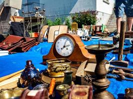 erstaunliche alte sachen auf einem flohmarkt im elsass foto