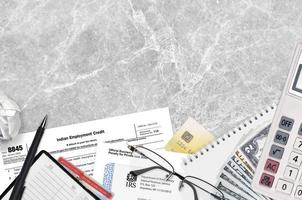 IRS-Formular 8845 Indischer Beschäftigungskredit liegt auf einem flachen Bürotisch und ist bereit zum Ausfüllen. US Internal Revenue Services Papierkramkonzept. Zeit, Steuern in den Vereinigten Staaten zu zahlen foto