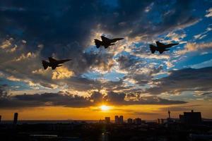 Schattenbildflugzeug mit schönem buntem Sonnenunterganghimmelhintergrund. foto